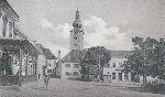 Abb. 3: Am Hauptplatz Friedberg wurde beim „Gasthaus Großschedl“ um 1900 ein Jugendstilzubau errichtet, der bis zu einem gewissen Grad Ähnlichkeiten mit dem Schneeweißpavillon aufweist. Auf dem Foto (um 1920) ist links der Zubau und im Hintergrund die Stadtpfarrkirche Friedberg zu sehen. © Archiv Historischer Verein Wechselland Abb. 3: Am Hauptplatz Friedberg wurde beim „Gasthaus Großschedl“ um 1900 ein Jugendstilzubau errichtet, der bis zu einem gewissen Grad Ähnlichkeiten mit dem Schneeweißpavillon aufweist. Auf dem Foto (um 1920) ist links der Zubau und im Hintergrund die Stadtpfarrkirche Friedberg zu sehen.