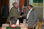 Mittagessen auf Einladung der Gemeinde Laßnitz bei Murau im Gasthof Egidiwirt. Stehend v.l.: Bgm. Franz Gassner, Günther Jontes (11. 10. 2008)
