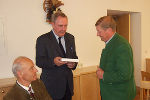 Mittagessen auf Einladung der Gemeinde Mariahof. V.l.: Wolfgang Wieland, Alfred Ableitinger, Bgm. Peter Präsent (8. 10. 2011)