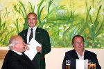 Präsentation von Heft 10 der Mitteilungen der HLK-KorrespondentInnen im Hotel Lambrechterhof. V.l.: P. Benedikt Plank, Robert F. Hausmann, Bgm. Johann Pirer (7. 10. 2011)