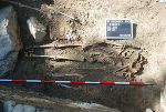 Raum V, Grab 25 mittig unter der Fluchtstange – Grab 21 darüber und in der Nordwestecke der Außenkapelle (rechts unten) die Säuglingsbestattung von Grab 23