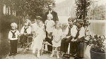 Kaiser Karl und Kaiserin Zita mit ihren da-mals sieben Kindern im Schweizer Exil im Sommer 1921 © StLA, AKS Habsburger