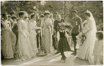 Abb. 4: Das spätere österreichische Kaiserpaar am Tag seiner Hochzeit am 21. Oktober 1911 auf Schloss Schwarzau. Rechter Hand von Kaiser Franz Joseph die Mutter des Bräutigams, Erzherzogin Maria Josepha, neben ihr die Brautmutter Herzogin Maria Antonia von Parma und Erzherzogin Maria Theresia 