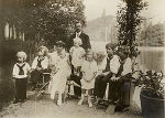 Abb. 7: Kaiser Karl und Kaiserin Zita mit ihren damals sieben Kindern im Schweizer Exil im Sommer 1921. Im Oktober 1921 reiste der Kaiser, begleitet von der Kaiserin, die ihr achtes Kind erwartete, zum zweiten Restaurationsversuch nach Ungarn.