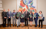 V.l.: Gernot Peter Obersteiner, Wernfried Hofmeister, Christian Bachhiesl, Bernhard Reismann, Michaela Sohn-Kronthaler, LH Hermann Schützenhöfer, Ursula Mindler-Steiner, Walter Iber und Theresia Heimerl