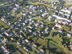 Abb. 12: Blick von der Grabung am unteren Bildrand über das Gebiet der bronze- und römerzeitlichen Siedlung in Hörbing