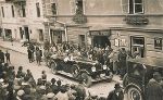 Königin-Witwe Maria von Rumänien mit ihren beiden Töchtern die Prinzessin Ileana und Königin Maria von Jugoslawien vor dem Hotel Post in Liezen am 26. 7. 1930.