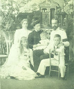 Abb. 3: Ludwig Prinz von Battenberg (1854–1921), nachmaliger Marquess of Milford Haven, mit seiner Gemahlin Viktoria, geb. Prinzessin von Hessen (1863–1950), und ihren Töchtern Alice (1885–1969) und Louise (1889–1965) sowie den Söhnen George (1892–1938) und Louis (1900–1979). Alice von Battenberg ist die Großmutter väterlicherseits von König Charles III.