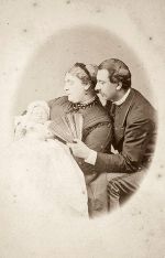 Abb. 7: Franz Herzog von Teck (1837–1900) mit seiner Gemahlin, der britischen Prinzessin Mary Adelaide (1833–1897), und deren Tochter Mary (1867–1953), die 1893 die Gemahlin des späteren britischen Königs Georg V. (reg. 1910–1936) wurde.