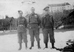 Abb. 3: Britische POWs in Weinburg am Saßbach. V.l.: Richard Parsons, N. N., Jim Mollison