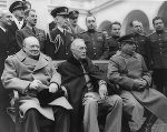 Abb. 1: Gruppenfoto nach dem Abschluss der Verhandlungen in Jalta. V.l.: Winston Churchill, Franklin D. Roosevelt und Josef Stalin © Wikipedia gemeinfrei Abb. 1: Gruppenfoto nach dem Abschluss der Verhandlungen in Jalta. V.l.: Winston Churchill, Franklin D. Roosevelt und Josef Stalin