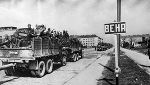 Abb. 2: Sowjetische Soldaten an der Wiener Stadtgrenze, erkennbar am provisorisch in kyrillisch angebrachten Ortsschild Wena (russ. Wien) © Wikipedia gemeinfrei Abb. 2: Sowjetische Soldaten an der Wiener Stadtgrenze, erkennbar am provisorisch in kyrillisch angebrachten Ortsschild Wena (russ. Wien)