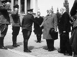 Abb. 3: Sowjetische Besatzungsmacht übergibt am 29. April 1945 das Parlament an die Provisorische Staatsregierung © ÖNB / Wilhelm Obransky Abb. 3: Sowjetische Besatzungsmacht übergibt am 29. April 1945 das Parlament an die Provisorische Staatsregierung