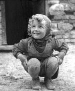 Abb. 7: Der sowjetische Besatzungssoldat Boris Zajcev fotografiert dieses österreichische Mädchen 1945. © BIK, Foto: Zajcev Abb. 7: Der sowjetische Besatzungssoldat Boris Zajcev fotografiert dieses österreichische Mädchen 1945.